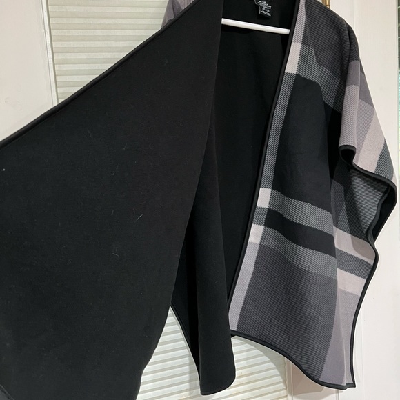Pre-loved IKE BEHAR One Size Shrugs/ Ponco - Picture 2 of 6